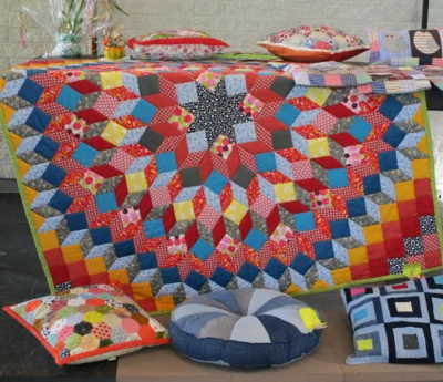 Foto: 1000185948 Foto zur Meldung: Patchwork/Quilt-Day: Samstag, 20.6. (über die Schultern geschaut)