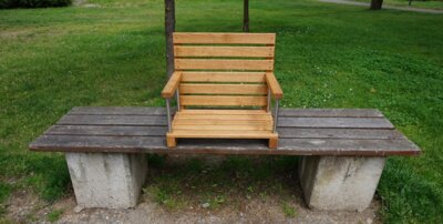 Sitzerhöhung mit Rückenlehne (Bild vergrößern)