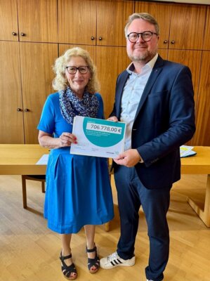 Für Minister Reinhold Jost überreichte stellvertretend Staatssekretär Torsten Lang vom Ministerium für Inneres, Bauen und Sport den symbolischen Scheck an Bürgermeisterin Maria Vermeulen