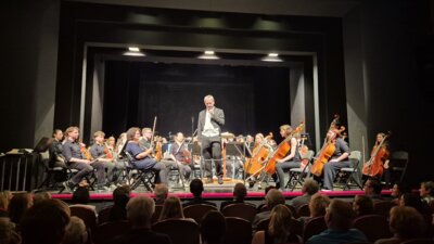 Foto zur Meldung: 25 Jahre Kammerorchester OSL: 60 Musizierende vereinen Generationen bei Festkonzerten und Messe