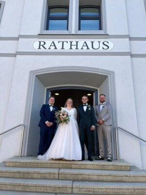 Bild von links: Trauzeuge Christian Meister, das Brautpaar Nina Meister und Lukas Künzel, Trauzeuge Jano Künzel (Bild vergrößern)
