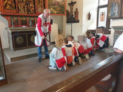 Vom Knappe zum Ritter – Elefanten- und Eichhörnchenklasse auf Burg Altena (Bild vergrößern)
