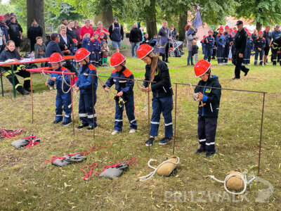 Eine Übung beim Stadtjugendfeuerwehrtag in Giesendorf ist die Knotenstafette. Foto: Stadt Pritzwalk (Bild vergrößern)