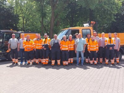 Foto: Gemeinde Holzwickede I Teil der Belegschaft des Baubetriebshofes Holzwickede in neuer Arbeitskleidung
