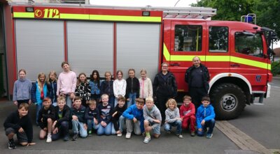 Klasse 4 bei der Feuerwehr (Bild vergrößern)