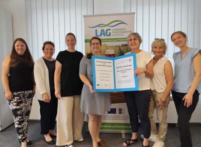 (v.l.n.r.): Tina Schuler (LAG Landkreis Pfaffenhofen), Karoline Bartha (LAG Landkreis Landshut), Anne Mahle (LAG Landkreis Kelheim), Carolin Meinhold (Hopfenland Hallertau Tourismus), Agnes Stiglmaier (LEADER-Koordinatorin) sowie Irene Irchenhauser und Bettina Widmann (LAG Mittlere Isarregion) freuen sich gemeinsam über die LEADER-Förderzusage. Bildquelle: LAG Landkreis Pfaffenhofen (Bild vergrößern)