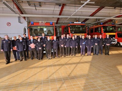 Hochwassermedaillen an Feuerwehrmitglieder übergeben