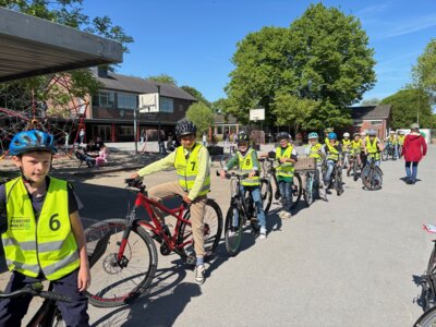 Radfahrprüfung im vierten Schuljahr