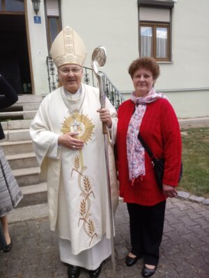 Die Vorsitzende der AG der Frauen- und Müttervereine der Diözese Regensburg, Helga Schnitzbauer, stattete der Jubiläumsveranstaltung des Vereins in Haberskirchen einen Besuch ab. Auch mit dabei war als Ehrengast Bischof Dr. Rudolf Voderholzer.