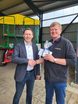 Foto: TGZ Prignitz GmbH | Bürgermeister Axel Schmidt gratuliert Thomas von der Mee