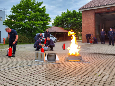 Gleich ausprobiert haben die Kameradinnen und Kameraden die neue Feuerlöscherübungsanlage, die über den Bürgerhaushalt finanziert wurde. Foto: Stadt Pritzwalk (Bild vergrößern)