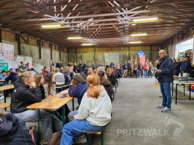 Bürgermeister Dr. Ronald Thiel, Landrat Christian Müller und der KBV-Vorsitzende Andreas Kiekback (beide hier nicht im Bild) stimmten die Jugendlichen auf den Tag der Landwirtschaft ein. Foto: Stadt Pritzwalk (Bild vergrößern)