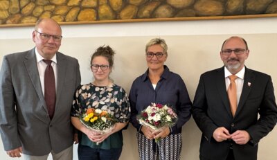 Bürgermeister Dr. Philipp Wacker (r.) und Ralf-Thomas Schulz (2. Vors. Stadtverorndetenversammlung) gratulierten Dr. Birgit Spiesecke (2.v.r.) und Juliane Hruby (2.v.l.).
