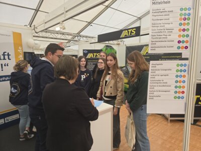 Die Schülerinnen und Schüler der MSS 12 informierten sich auf der JobNox in Pohl über verschiedenste Berufsfelder