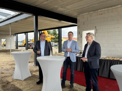 Jens Norek von der Firma Steinke, Geschäftsführer Hartmut Steinke und Bürgermeister Dr. Oliver Hermann (v.l.n.r.) (Bild vergrößern)