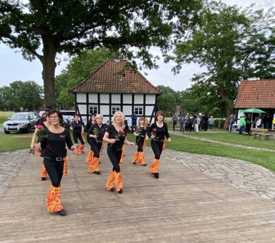 Line Dance an der Leverner Mühle (Bild vergrößern)