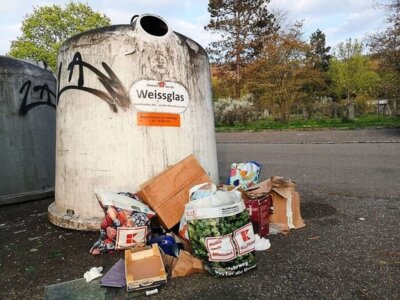 Zunahme von wildem Müll bei Altkleider- und Altglas-Containern im Landkreis