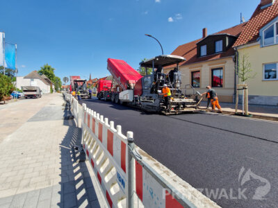 Mit Asphaltfertigern wurde die oberste Schicht der neuen Straße aufgebracht. Foto: Stadt Pritzwalk (Bild vergrößern)