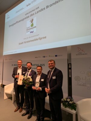 Vlnr: Thoralf Uebach, Vorsitzender der VKU-Landesgruppe Berlin-Brandenburg; Matthias Rudolph, Bürgermeister Fürstenwalde/Spree; Sven Dietrich Amtsleitung Liegenschaften; Daniel Keller, Wirtschaftsminister (Bild vergrößern)
