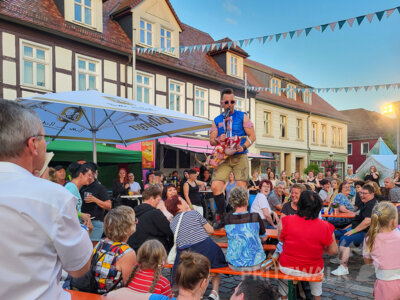 Kevin, das Andreas-Gabalier-Double, machte am Abend richtig Stimmung auf dem Markt. Foto: Stadt Pritzwalk (Bild vergrößern)