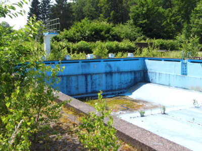 Noch ist das Freibad ein Lost Place. Das wird sich ändern. (Bild vergr&ouml;&szlig;ern)