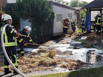 Meldung: Strohballen brennen an Wohnhaus