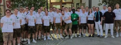 Die erfolgreiche Mannschaft mit Bürgermeister Bernhard Uhl (4. von rechts) und dem Trainer-Team, den TSV-Vorständen und Abteilungs- und sportlichen Leitern vor dem Rathaus Zusmarshausen /Fotograf: Markt Zusmarshausen (Bild vergrößern)