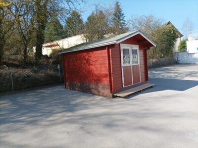 Spielehaus mit neuem Anstrich (Bild vergr&ouml;&szlig;ern)