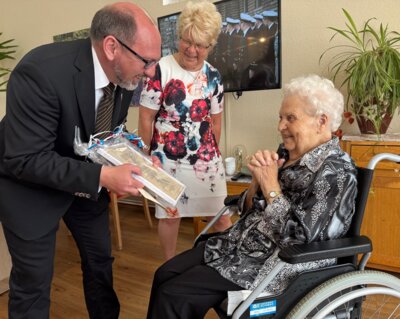 Bürgermeister Dr. Philipp Wacker gratuliert Elsbet Fürch zum 100. Geburtstag.