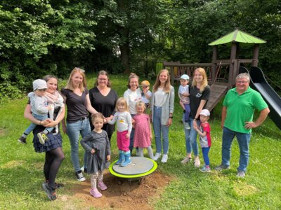 Das Börsenteam der Kinderbedarfsbörse Ellenberg gemeinsam mit ihren Kindern, Bürgermeisterin Anna-Lisa Bohn und Armin Konle als Vorsitzender der Wanderfreunde Breitenbach – bei der Einweihung des neuen Spielgeräts in Breitenbach. (Es fehlt: Verena Meyer) (Bild vergrößern)