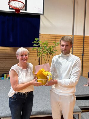 Spendenübergabe beim Schulfest: Junger Verein der Zukunft Saalburg-Ebersdorf (ZSE) unterstützt Förderverein der Grundschule