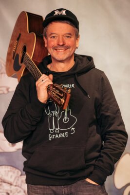 Herr Müller und seine Gitarre (Bild vergrößern)