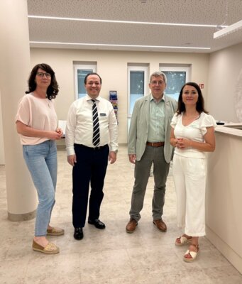 Stefanie Wolgast von der WGW, Ärztlicher Leiter Dr. Alper Bilgic, Bürgermeister Dr. Oliver Hermann und Klinikleiterin Isabelle Könning | Foto: A. Kranz (Bild vergrößern)
