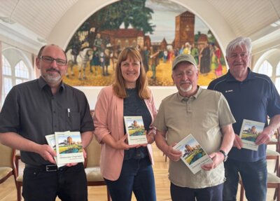 Dr. Philipp Wacker, Katja Reichelt, Dr. Jürgen Mendel und Jürgen Franke (v.l.) mit der Neuauflage des Buches.