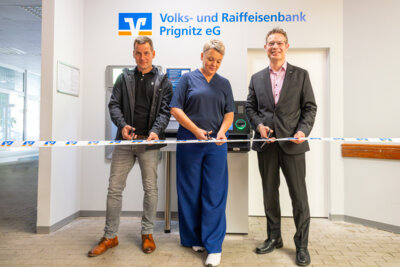 Die ehrenamtliche Bürgermeisterin der Gemeinde Berge, Susanne Scherfke-Weber, mit dem Vorstand der Volks- und Raiffeisenbank Prignitz eG, Ingo Schlender (r.) und dem Aufsichtsratsvorsitzenden Markus Mai (l.) (Bild vergrößern)