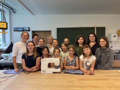 Landrätin Nicole Rathgeber (links) mit den Teilnehmerinnen der Näh-AG an der Südringgauschule Herleshausen sowie Schulleiterin Regina Nizold, Giesela Fischer und Magdalena Böckmann vom Landfrauenverein Herleshausen (hintere Reihe, von links). (Bild vergrößern)