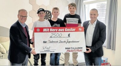 Über den neuen Jugendraum freuen sich die Verantwortlichen und die Nutzer (v. l.): Stefan Voigt, Milo, Sam, Vincent und Frank Schmidt.