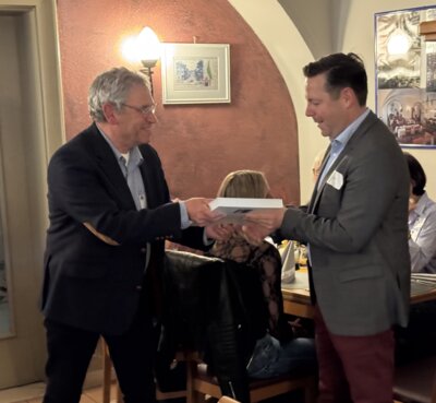 Übergabe eines Bildbandes vom Jumelage-Beauftragten Uwe Heizmann des LC Leutkirch an den Präsidenten des LC Meiningen Jan Scheftlein