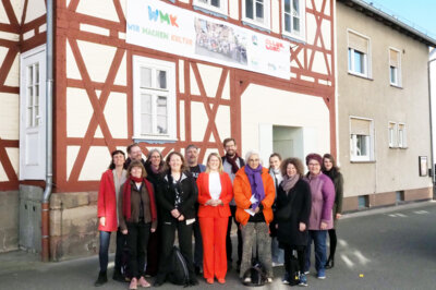 Landrätin Nicole Rathgeber (Mitte) mit vielen Kulturakteuren im Werra-Meißner-Kreis beim Jurybesuch des Bundes-Förderprogramms Aller-Land im April 2025 (Bild vergr&ouml;&szlig;ern)