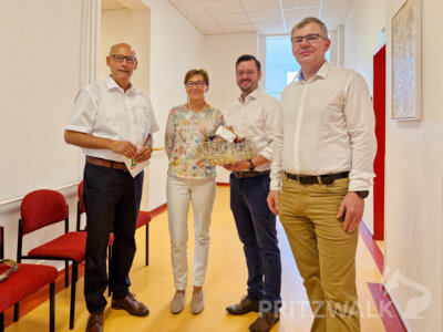 Bürgermeister Dr. Ronald Thiel, gratulierte Dr. Jan Brands (2.v.r.) und Dr. Iurii Vetrov (r.) zur Neueröffnung der Pritzwalker Zweigstelle der Augentagesklinik Prignitz-Ruppin. Mit dabei war die ehemalige Pritzwalker Augenärztin Dr. Margrit Weigt. Foto: Stadt Pritzwalk (Bild vergr&ouml;&szlig;ern)