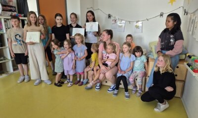Buchseiten voller Magie: Die Kunst-AG des Saldern-Gymnasiums überrascht die Kita Bauhofstraße mit selbst gestalteten Kinderbüchern.