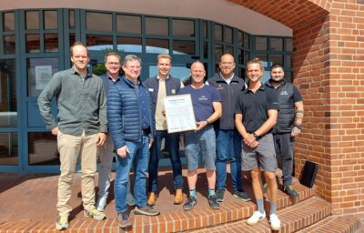 So sieht Einigkeit aus: Kai Becker (Klimaschutz u. Nachhaltigkeitsbeauftragter AmtFA), Heiko Müller (EDEKA Wittdün), Cornelius Bendixen (EDEKA Nebel), Ronald Klassen (Lidl Wyk), Uwe Stammer (Stammer Wyk), Lukas Müller (REWE Wyk), Alexander Lüders (Nachhaltigkeitsbeauftragter FTG), Volkan Kort (EDEKA Wyk) (v.l.) (Foto: Andreas Hansen AmtFA)