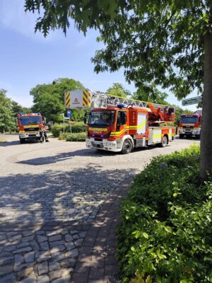 Drehleiter und HLF der OF Lostau sowie TLF der OF Schermen beim Festumzug Hohenwarthe