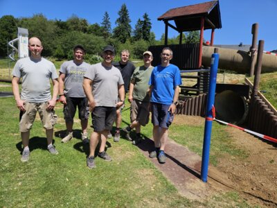 Foto zur Meldung: Arbeitseinsatz auf dem Spielplatz