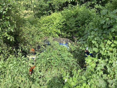 Meldung: PKW gerät in Böschung
