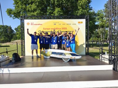 Bildunterschrift: Das als Vizemeister Europe and Africa 2025 in der Kategorie Prototype Hydrogen sehr erfolgreiche studentische BTU-Team Lausitz Dynamics beim Shell Eco-marathon Europe ans Africa 2025 auf dem Silesia Ring in Kamień Śląski in Polen. Foto: BTU, Team Lausitz Dynamics. (Bild vergrößern)
