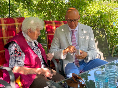 Herta Mertens mit Bürgermeister Dr. Ronald Thiel, der ihr eine Kopie ihrer Heiratsurkunde mitbrachte. Foto: Privat (Bild vergr&ouml;&szlig;ern)
