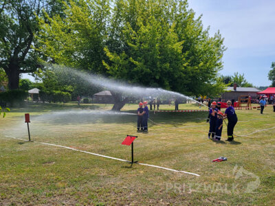 Da zählten die Sekunden: Löschangriff nass beim Stadtjugendfeuerwehrtag in Giesensdorf. Foto: Stadt Pritzwalk (Bild vergrößern)