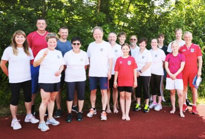 Foto zur Meldung: Bürgermeister Schneider beim Sportabzeichentag