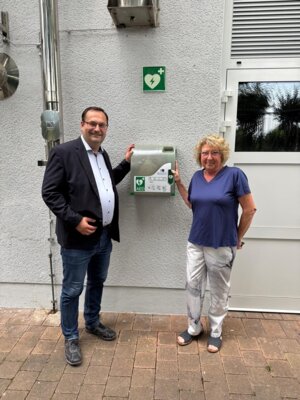 Neuer Defibrillator an der Wiesbachtalhalle